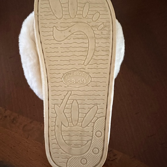 Delta Zeta fluffy soft slippers/flip-flops Sz M (38-39 Euro), Sz 8 Like new - Picture 3 of 3